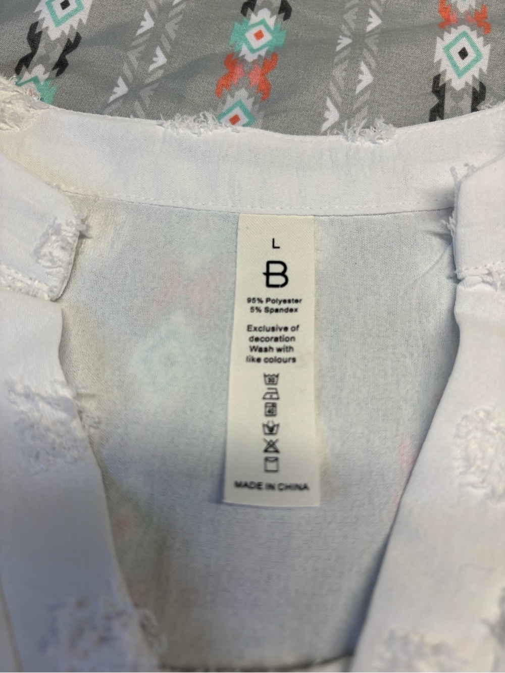 🍄Women’s White Textured Flutter-Sleeve Blouse - Picture 2 of 2